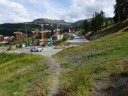 Fin de la randonnée en traversée du Pic du Clocher et vue du parking de Pélinche