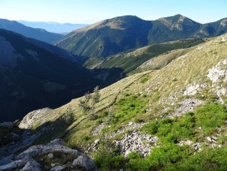 Le GRP dans le côté sud du col de Rabou.