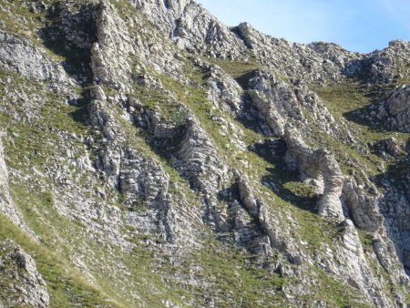 En levant la tête vers la crête, on devine la belle arche de Rabou