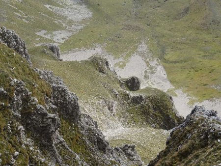 Un peu plus tard, les nuées sont parties. La sortie haute de la vire se voit, au centre de la photo, entre deux des éperons qui terminent les pentes herbeuses