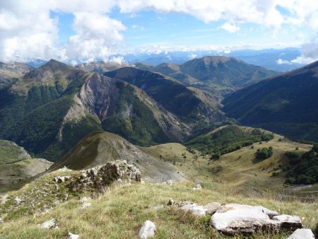 Sur l’éperon final de la vire. Soulagement. Respiration. S’assoir et manger.