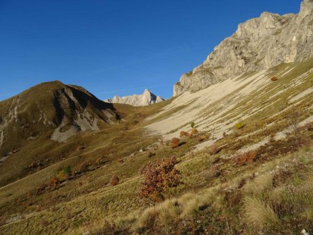 Le vallon de la Tête du Château prend le premier soleil. Pic de Bure, lui, tout au fond, est déjà debout depuis longtemps