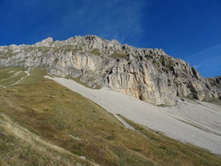 D’ici, la vire est indétectable. Par contre, le couloir central se voit très bien, au centre justement. L’itinéraire du jour s’en va sur la gauche, au-delà des éboulis fins.