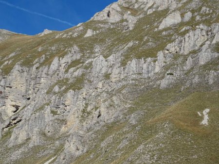 En grossissant la vue : il faudrait couper, en diagonale montante droite-gauche, la barre de falaises. On subodore une trace de bêtes... ???