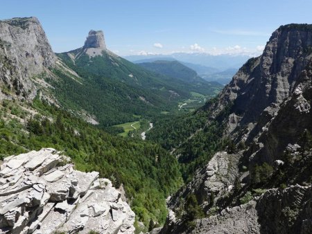 La vue classique depuis le pas, où trône le Mont Aiguille.