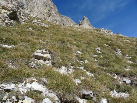 Trente mètres après le Trottoir, voici la pente d’herbe à remonter. Vue d’en dessous, la situation paraît difficile........