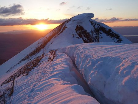 La «rimaye» révèle la taille réelle de la corniche, par rapport à l’arête «en dur»...