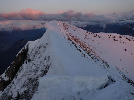 Une énorme quantité de neige, prête à s’écrouler...