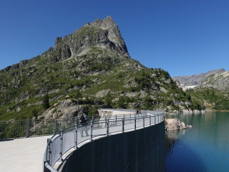 On commence par la traversée du barrage.