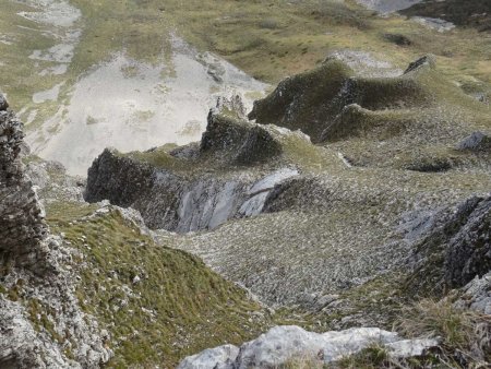 À une brèche de la crête de la Plane, voici les contreforts inférieurs du versant sud. La sortie de la vire se fait sur la bosse tout en haut à droite de l’image.