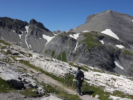 On débouche sur le crêt au sommet d’un petit pan calcaire...