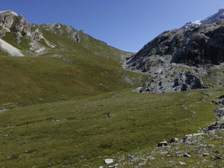 Là-bas, le col du Vallonnet, qu’on franchira au retour.