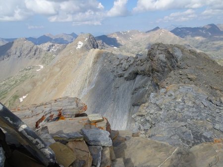 Vue sur versant S-SE depuis l’autre coté du cairn. Pic de Rochelaire et Tête de Couleau (3038m).