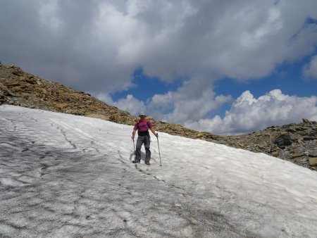 Névé de descente bien noirci. Celui-ci glisse moins qu’à la Font Sancte ;-)