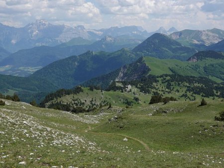 En bas, le pas de l’Essaure.