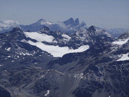 Un regard vers le glacier de Chavière, et derrière le Goléon et les Aiguilles d’Arve.