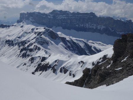 La vue s’ouvre sur la Montagne d’Anterne et les Fiz.