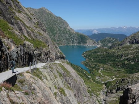 Descente sur une route-balcon...