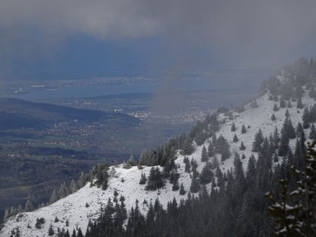 Au loin, Annemasse et le lac Léman.