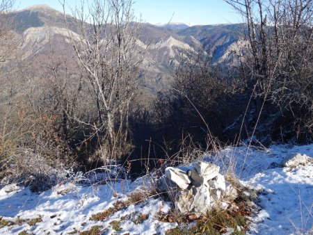 Arrivée du sentier balisé de la face nord de Saint-Genis, par le pas de Zègues..