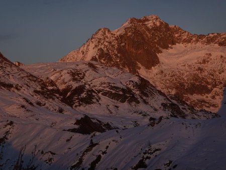 L’Aiguille du Belvédère en rouge...