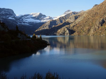 Sur les rives du lac plongeant dans l’ombre...