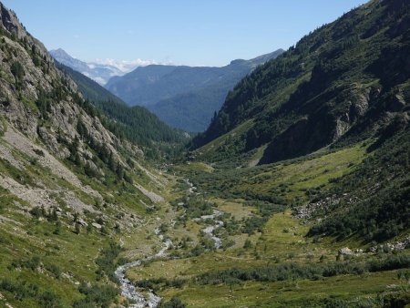 Un regard arrière dans le vallon.