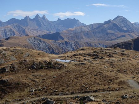 Au col de la Croix de Fer, face aux crêtes ravinées de l’Arvan.