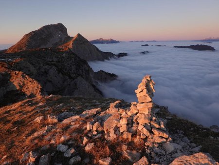 La vue sur la mer qui plonge dans l’ombre.