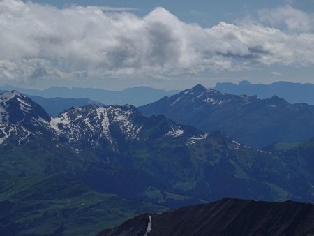 Tout au fond, l’horizon est barré par la barrière du Vercors.