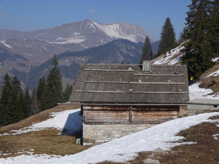 Le chalet de la Bottière, dans une ambiance printanière.