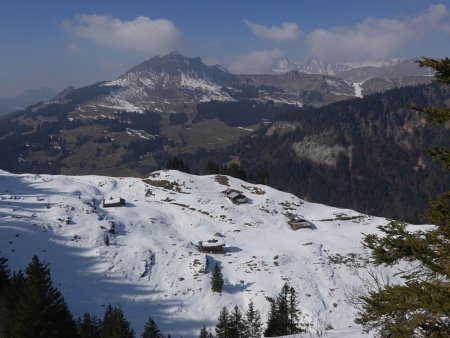 On domine les chalets de la Bombardellaz.