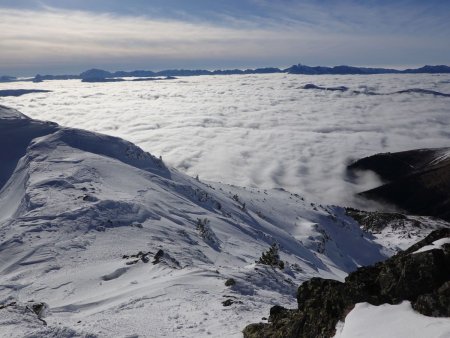 Sur la crête débonnaire au-dessus de la mer de nuages...