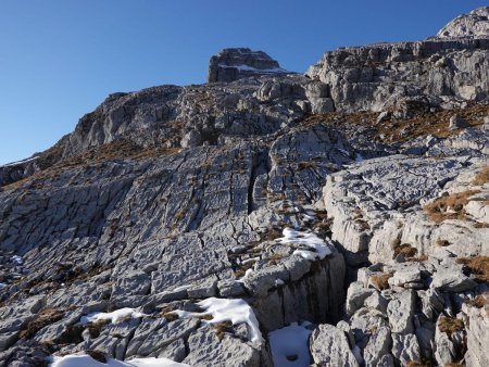 On poursuit la traversée du lapiaz...