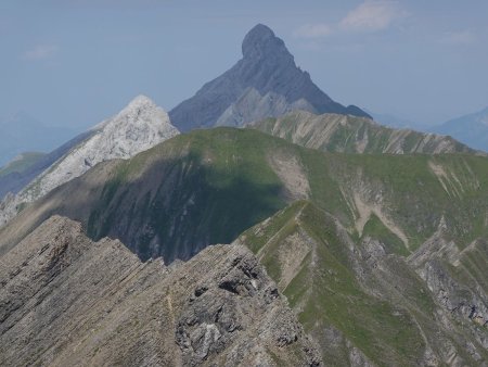 En enfilade, Roche Perfia, Tête de Paccaly, Tardevant, Mont Fleuri, Pointe des Verts, Pointe Percée.