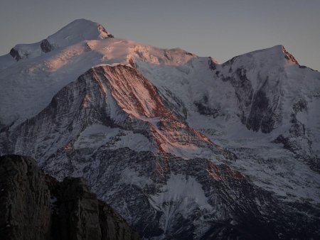 Un regard vers le sommet du Mont Blanc.