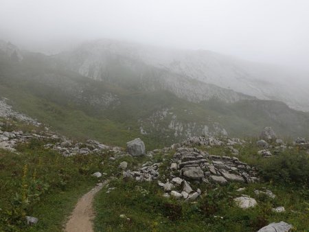 On poursuit la montée à travers les lapiaz.