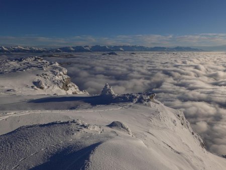 Au loin, la chaîne de Belledonne s’étend à l’horizon.