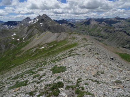 La crête Sud vers la Bosse du Lauzanier. Points jaunes : le décrochage du contournement.