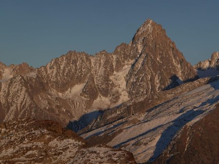 L’Aiguille du Chardonnet montre son profil pointu.