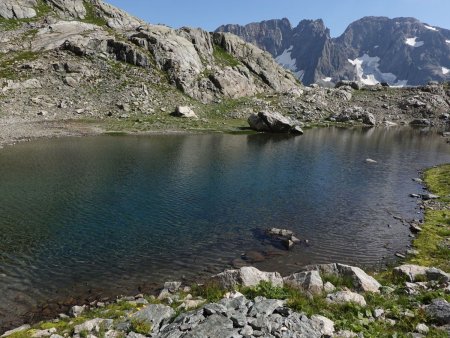 Une belle eau bien claire dans un écrin alpin.