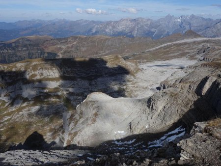 Vers le nord, les lapiaz de Platé et le Haut-Giffre.