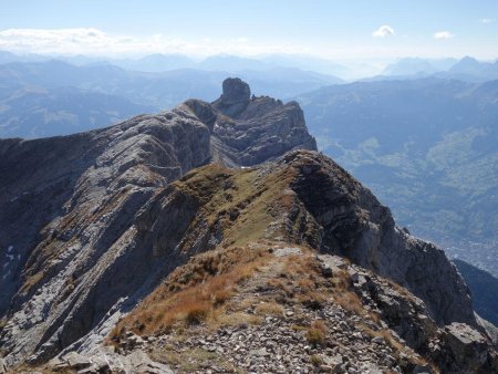 Un regard sur la crête en direction de l’Aiguille Rouge.