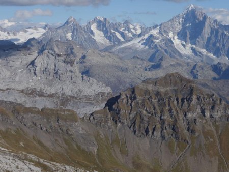 Les dentelles granitiques du Mont Blanc découpent l’horizon...