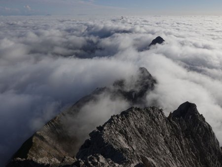 Quelques sommets des Aravis commencent à émerger.