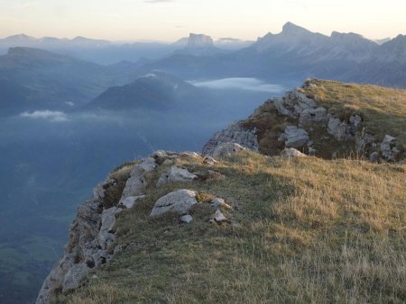 Derrière la barrière, les vallons plongent dans l’ombre.