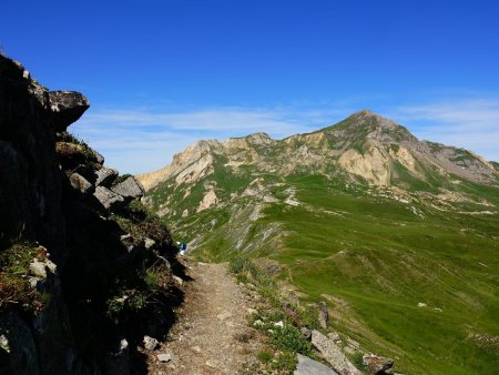 Sur la crête. Dans le rétro, le Grand Perron des Encombres.