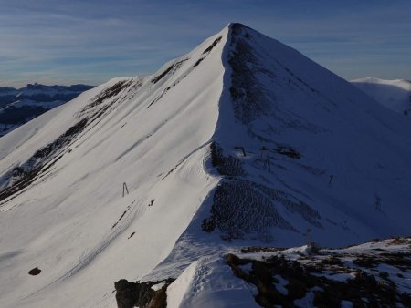 Un regard arrière sur la belle arête est du Pérollier.