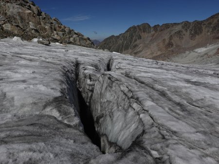 On poursuit, à côté de quelques vieilles crevasses...