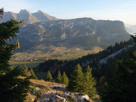 La vue s’ouvre sur le plateau de Solaison.